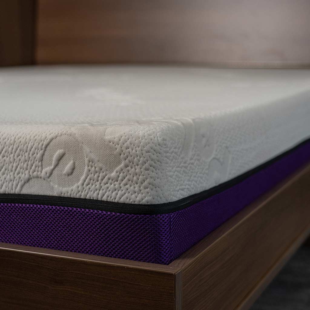 close up of Polysleep 10" memory foam mattress on Inovabed