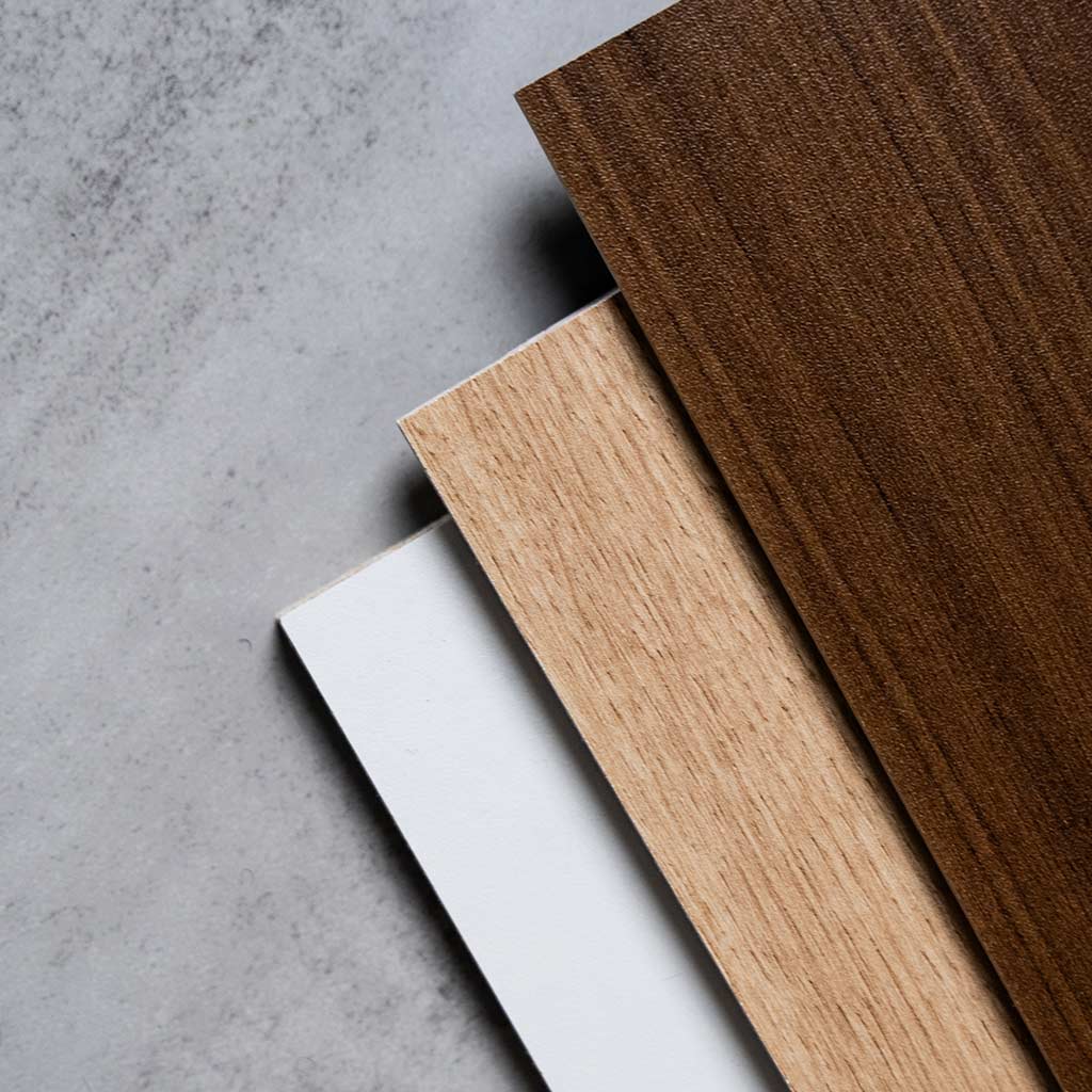 flat lay of 3 versions of laminates offered for Inovabed white, natural oak, and medium walnut